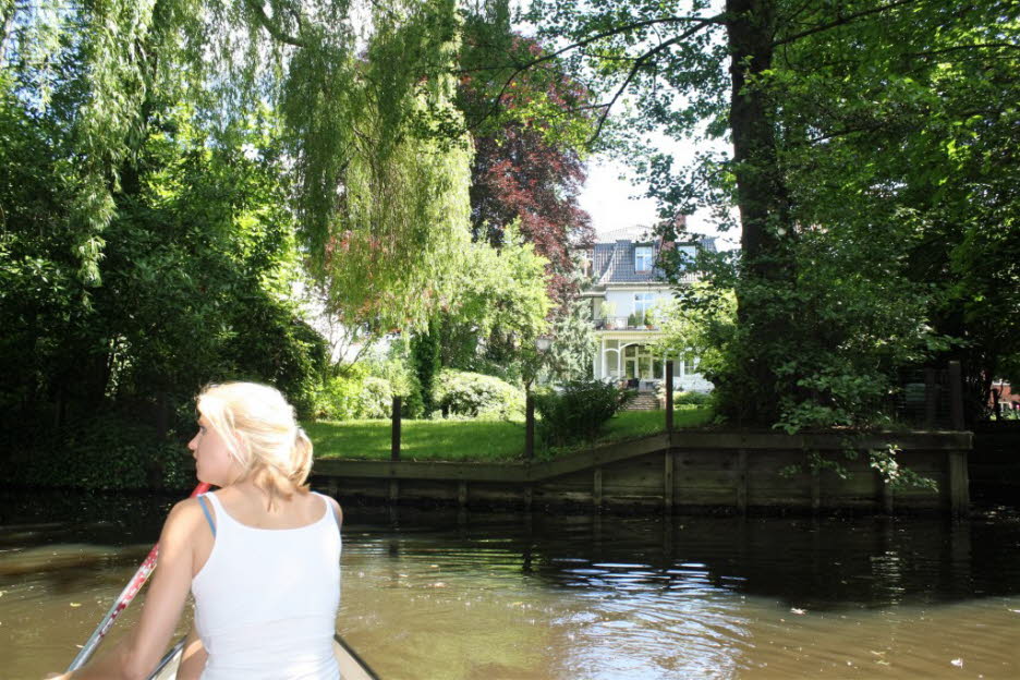 Hamburg Fleetfahrt im Sommer - Die Hamburger Fleete sind zum Teil aus den Mündungsarmen von Alster und Bille in die Elbe hervorgegangen, die dann zur Entwässerung und als Stadtgräben zur Verteidigung genutzt wurden; zum anderen Teil wurden sie als weitere
