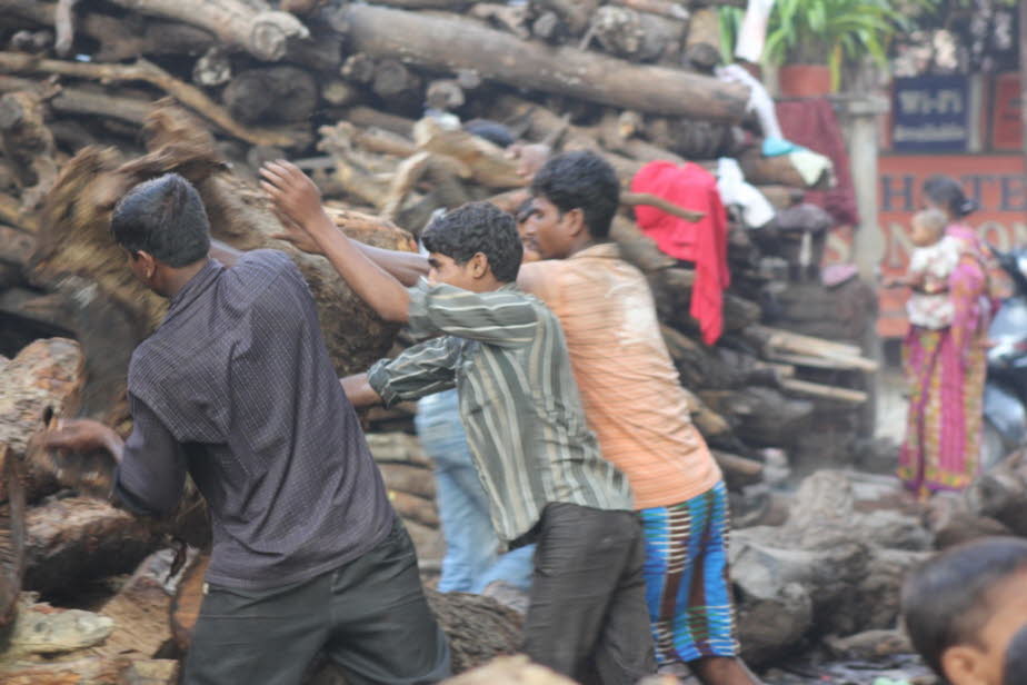 Totenverbrennung  Varanasi - Holzhändler