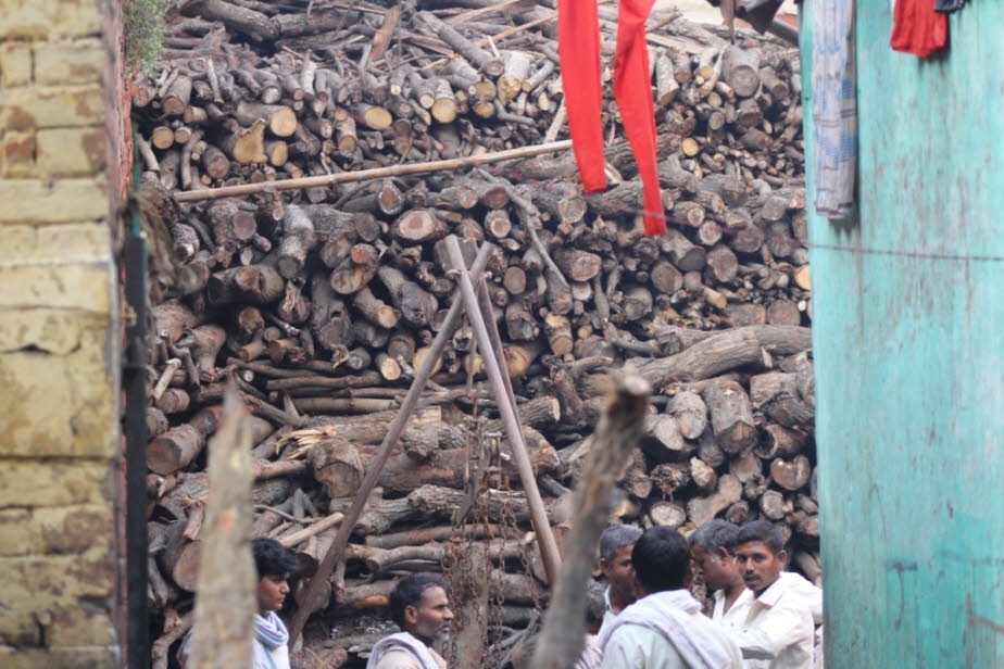 Totenverbrennung  Varanasi - Holzhändler