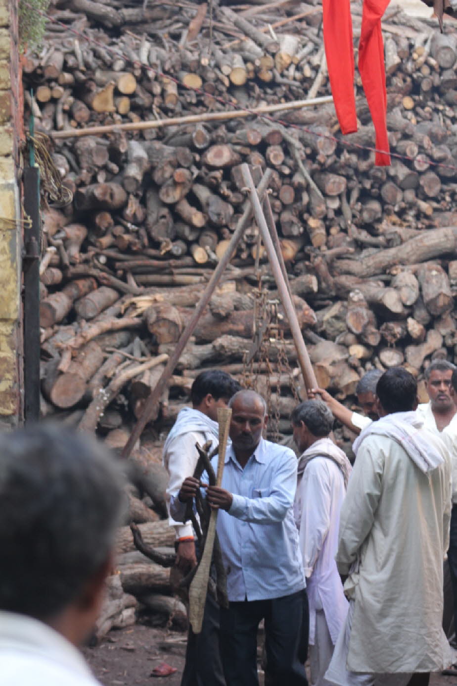 Totenverbrennung  Varanasi - Holzhändler