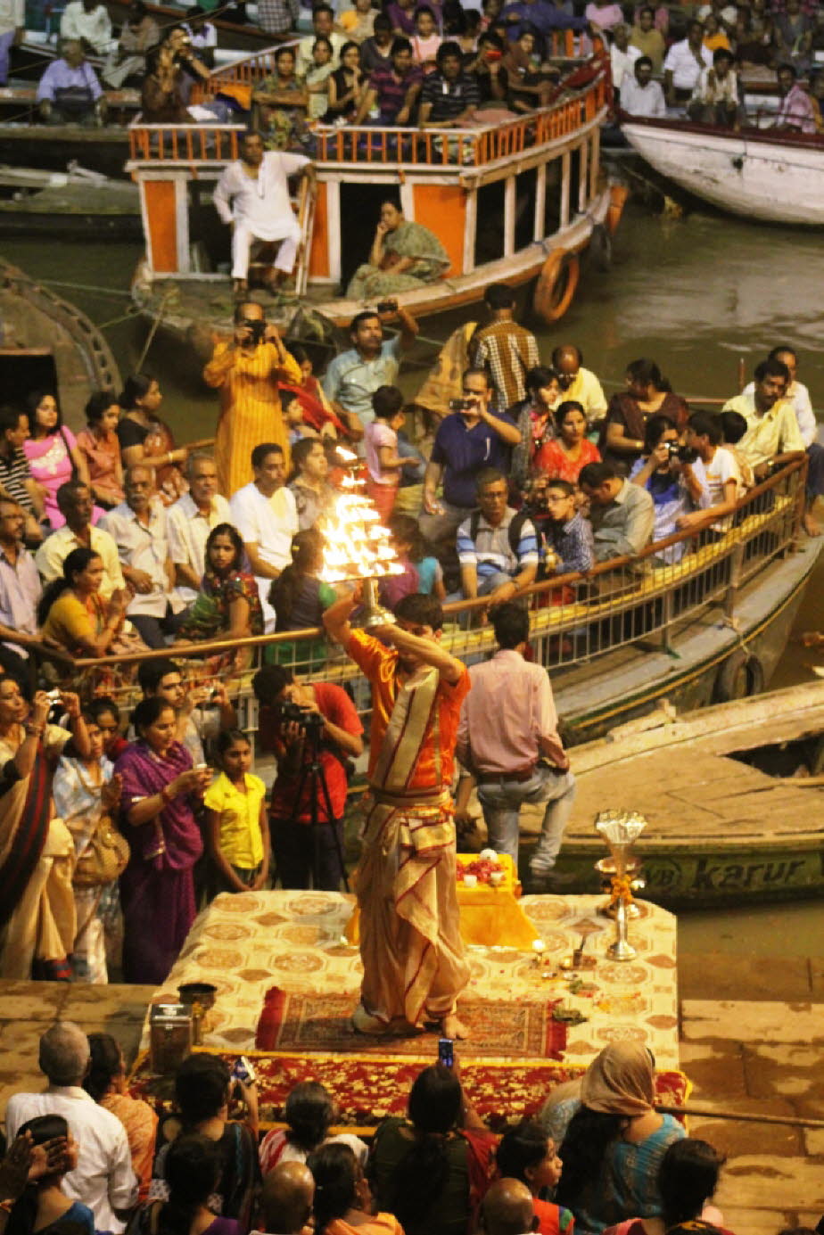 Das Dashashwamedh Ghat - Der Aarti beginnt mit Glockenläuten, Lampen und Räucherstäbchen.