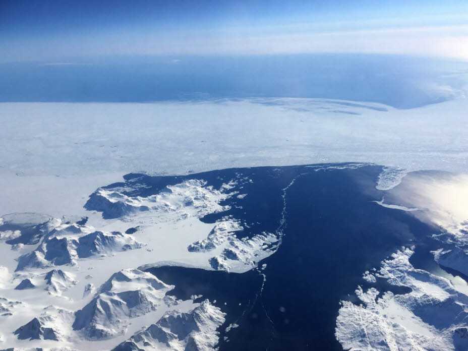 Gletscher sind langsam fließende Ströme aus Eis, das vom Inlandeis stammt. Erst wenn sich das Eis bewegt, spricht man von einem Gletscher, und wenn sich das Eis losreißt oder ins Wasser kalbt, bildet es Eisberge. Das Foto zeigt Gletscher in Grönland.