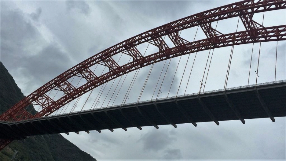 Quongqing: Die Stadt Chongqing wurde an der Einmündung des Jialing in den Jangtsekiang erbaut. Die Lage am östlichen Rand des Roten Beckens, der „Reisschale“ Chinas, hat das Wachstum der Stadt begünstigt. Die große Entfernung zur Küste und vor allem die s