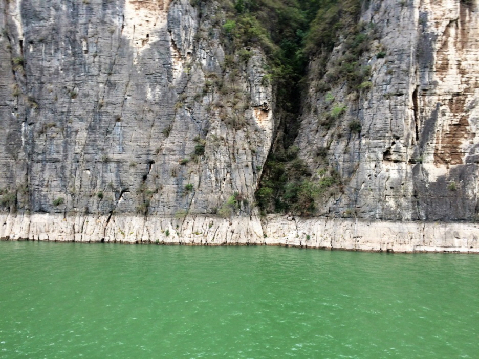 Die drei Schluchten des Yangzte: Die drei Schluchten sind hauptsächlich für ihren landschaftlichen Charakter bekannt. Die Westansicht ist auf der chinesischen alten 5 und neuen 10 Yuan-Note abgebildet. Das Drei-Schluchten-System wird (in Fließrichtung des