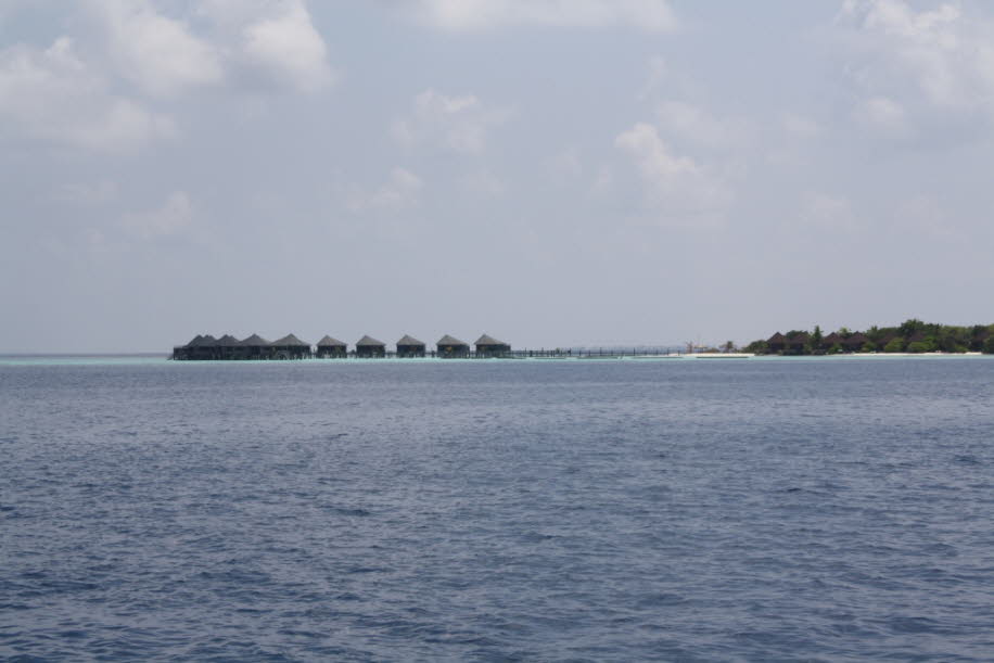 Die Insel  misst rund 500 m mal 100 m und liegt ca. 120 km nördlich vom internationalen Flughafen Malé. Das Hausriff liegt rund 75 m von der Insel entfernt. Das 5-Sterne-Deluxe-Resort ist komplett inklusive.