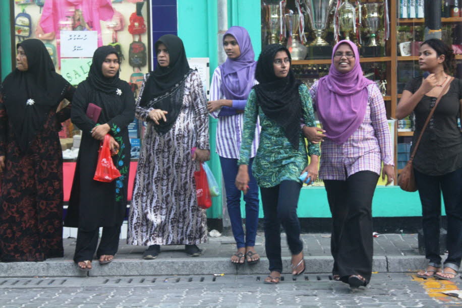 Muslima in Mahe - Wegen innenpolitischer Spannungen rät das Auswärtige Amt Urlaubern dazu, die Hauptstadt Malé zu meiden. Urlauber auf den Malediven meiden am besten die Hauptstadt Malé. Das Auswärtige Amt (AA) rät derzeit von nicht notwendigen Reisen in 