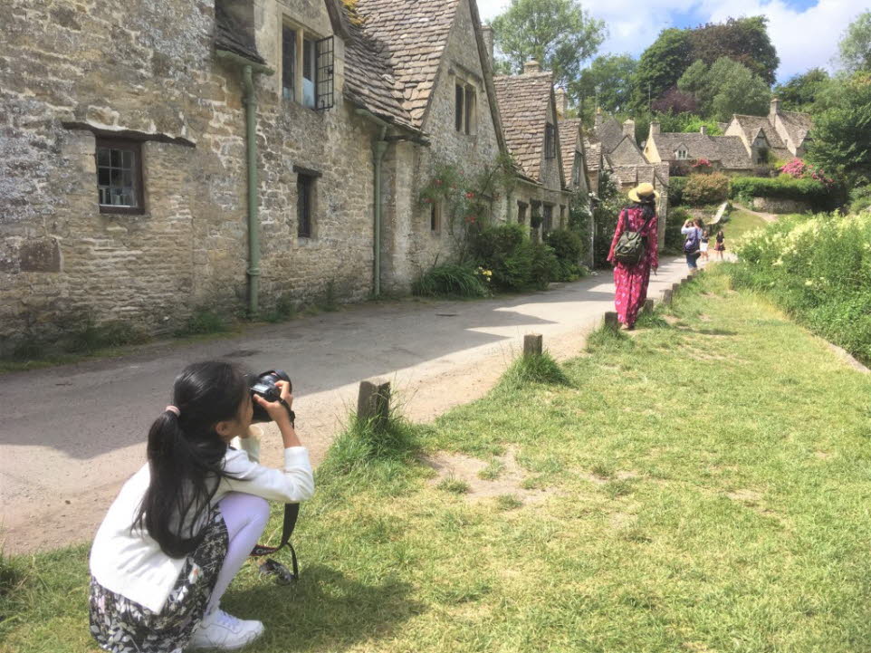 Die Siedlungen von Cotswolds liegen im Herzen Englands. Bekannt für die malerischen Dörfer, die über die Gegend verteilt sind, von denen viele aus honigfarbenem Stein bestehen, strömen die Besucher in die Cotswolds, um ein Stück des traditionellen britisc
Œ