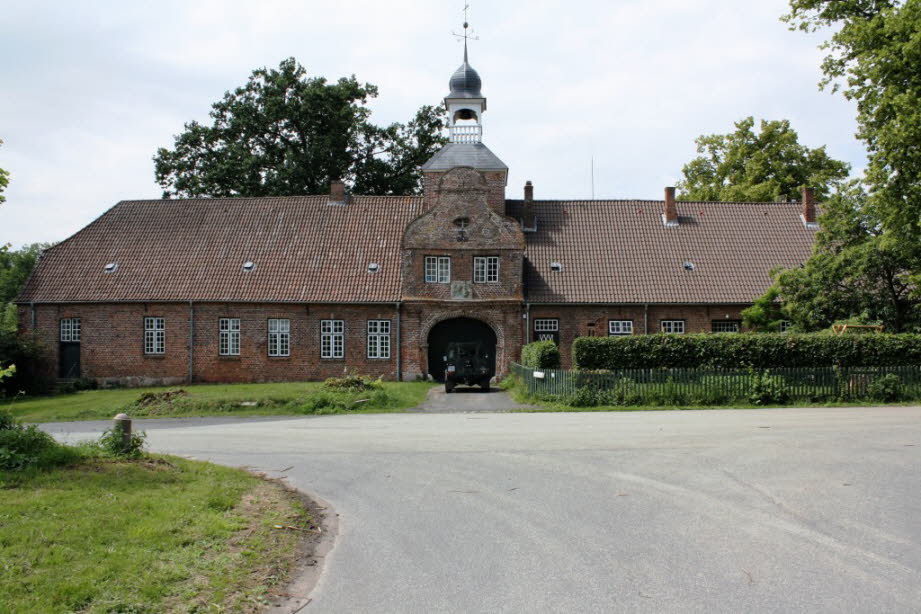 weil das Glöckchen am Torhaus des Gutes Perdoel alle halbe Stunde läutet.