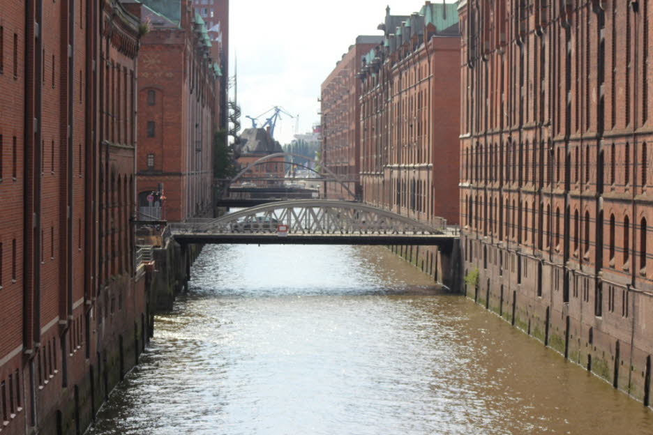 Speicherstadt - Die Hamburger Speicherstadt ist der weltgrößte, historische Lagerhauskomplex im Hamburger Hafen. Sie umfasst das Gebiet zwischen Baumwall und Oberhafen. Seit 1991 steht sie unter Denkmalschutz und ist seit dem 5. Juli 2015 mit dem benachba