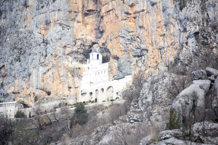 Das strahlend weiße Ostrog-Kloster in einer Felswand 900 m über dem Zeta-Tal ist der wichtigste Ort in Montenegro für orthodoxe Christen und zieht jährlich bis zu einer Million Besucher an. Trotz seiner zahlreichen Pilger, Touristen und Souvenirstände ist