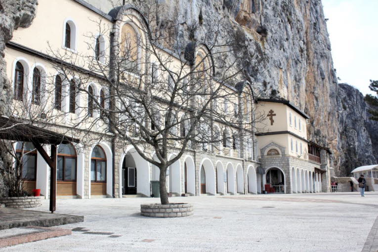 Das Untere Kloster (Donji Manastir) liegt 2 km unterhalb des Hauptschreins. Halten Sie hier an, um die lebhaften Fresken in der Kirche der Heiligen Dreifaltigkeit (Crkva Sv Trojice; 1824) zu bewundern. Dahinter befindet sich eine natürliche Quelle, in der