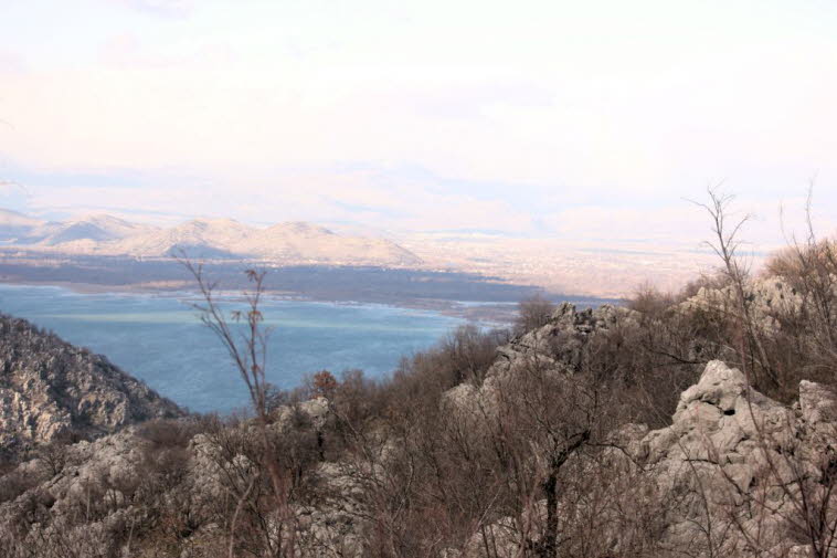 Nach Südwesten ist der Skadarsee durch das bis zu 1600 Meter hohe Gebirge Rumija von der nur 20 Kilometer entfernt liegenden Adria getrennt.