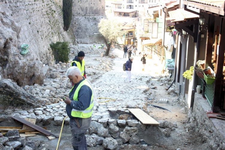 Direkt hinter dem Eingang der Altstadt befindet sich ein kleines Museum, das Ihnen einige grundlegende Informationen über die Stätte und die Geschichte gibt. Es gibt die Überreste eines Franziskanerklosters aus dem 13. Jahrhundert, das 1595 in eine Mosche