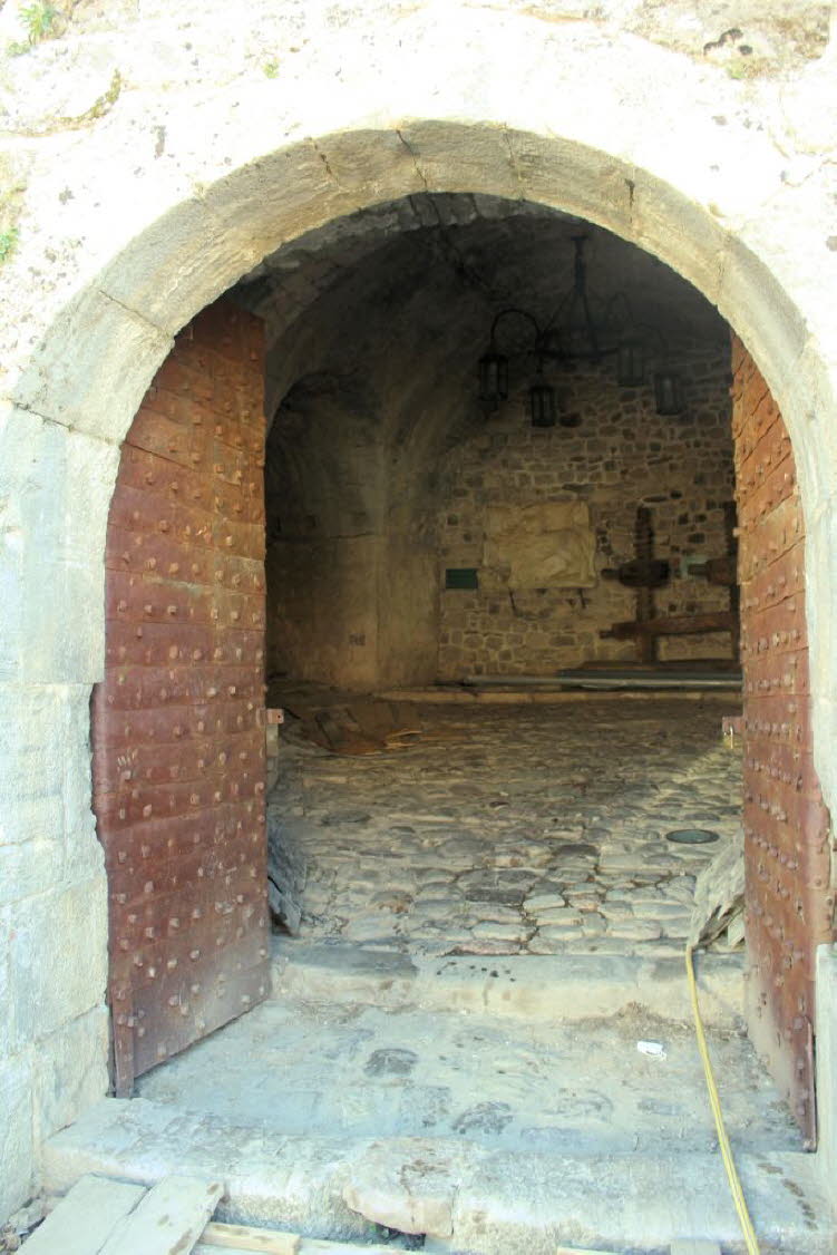 Bei Ihrer Ankunft sehen Sie die Häuser, Geschäfte und Restaurants, die rund um die alten Befestigungsanlagen von Stari Bar entstanden sind. Offizielle Zahlen zeigen, dass die Altstadt fast zweitausend Einwohner hat. Einige sind ehemalige Bewohner von Bar,