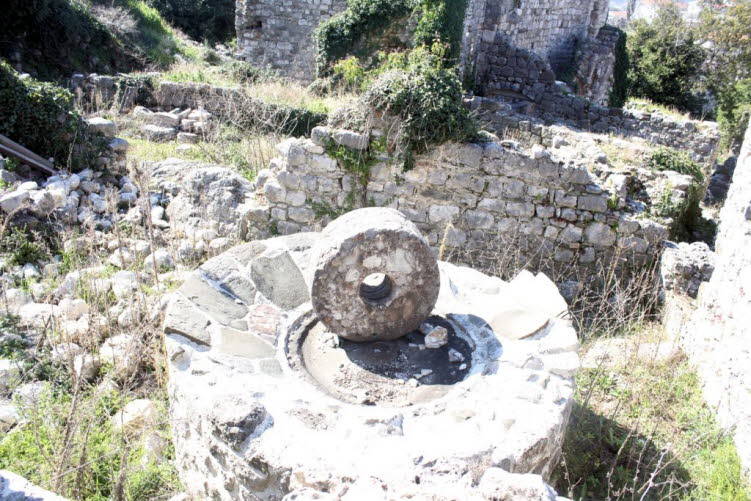 Das Skelett der Festung von Stari Bar ist immer noch hier. Sie können die Wege gehen und die Fenster sehen. Sie können die Fundamente von  Hallen sehen und  solche, die Häuser gewesen wären. Und Sie können über den Rand spähen und den Hügel hinunter zur m