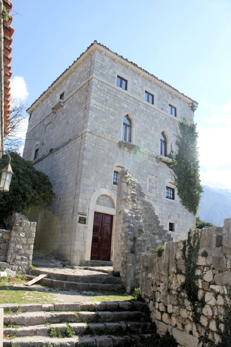 Eine neue Stadt Bar wurde am Wasser gebaut und ist zu einer wichtigen Hafenstadt für Montenegro geworden. Die Altstadt, etwa eine Stunde zu Fuß auf einem Hügel in den Bergen, wurde nie repariert.