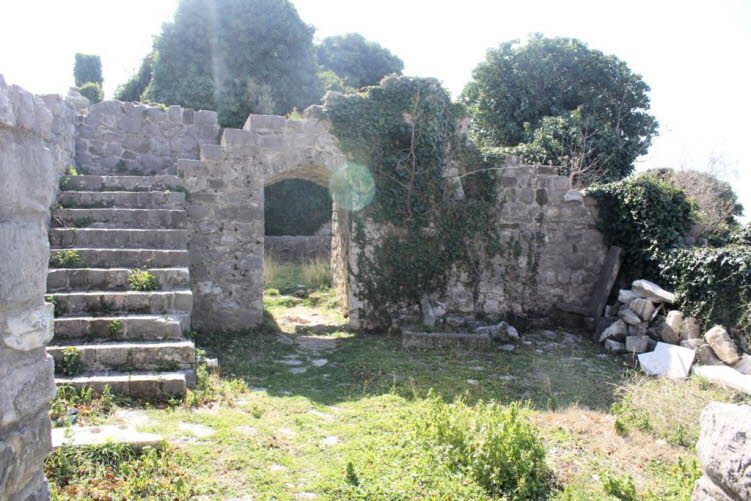 Der Schauplatz einer Belagerung im Jahr 1877 wurde schließlich von Montenegro von den Türken zurückerobert, nachdem die Einheimischen das Aquädukt in die Stadt bombardiert und die Wasserversorgung unterbrochen hatten. Einhundert Jahre später, im Jahr 1979