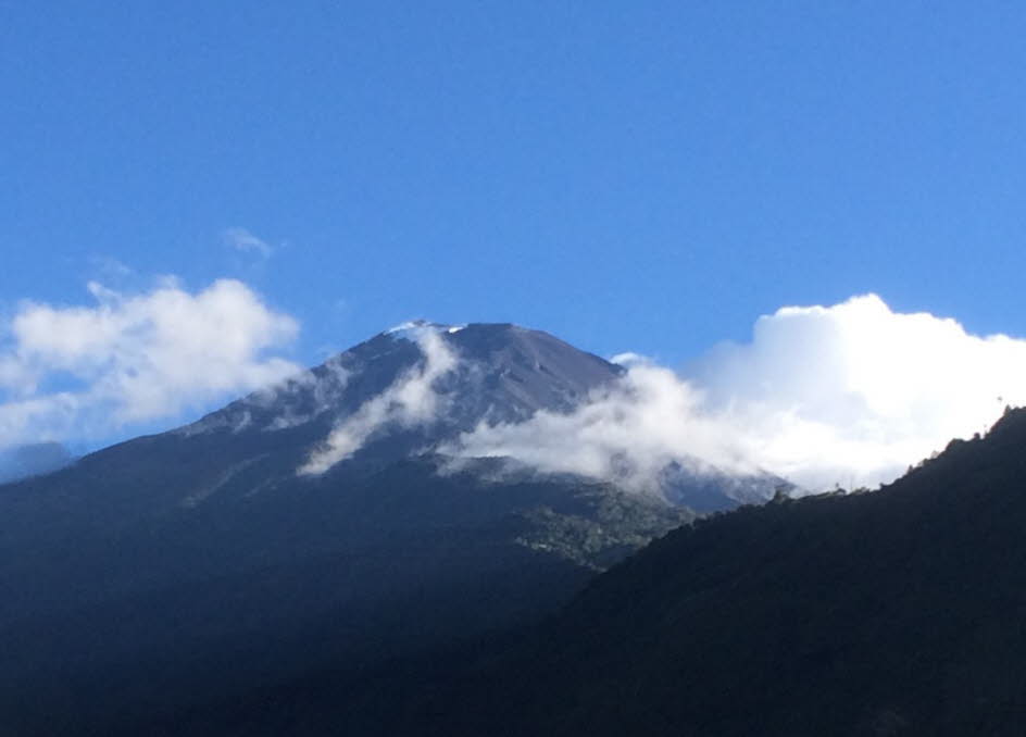 Mit 5897 m ist der Cotopaxi der zweithöchste Berg Ecuadors und einer der höchsten aktiven Vulkane der Erde. Dennoch ist er der am häufigsten bestiegene Berg des Landes und einer der meistbesuchten Gipfel Südamerikas.