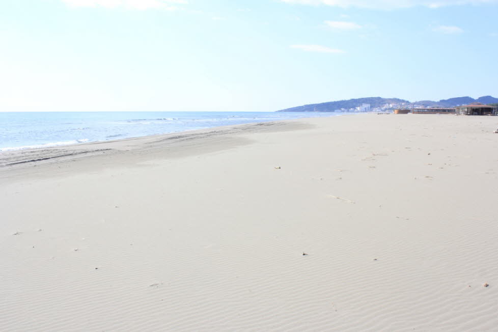 Long Beach (Velika Plaža) ist, wie der Name schon sagt, der längste Strand an der Adria (13 km) und erstreckt sich von Bojana bis Port Milena in Ulcinj. Eine der Hauptaktivitäten der letzten Jahre war das Kitesurfen. Ein wunderschöner 13 Kilometer langer 