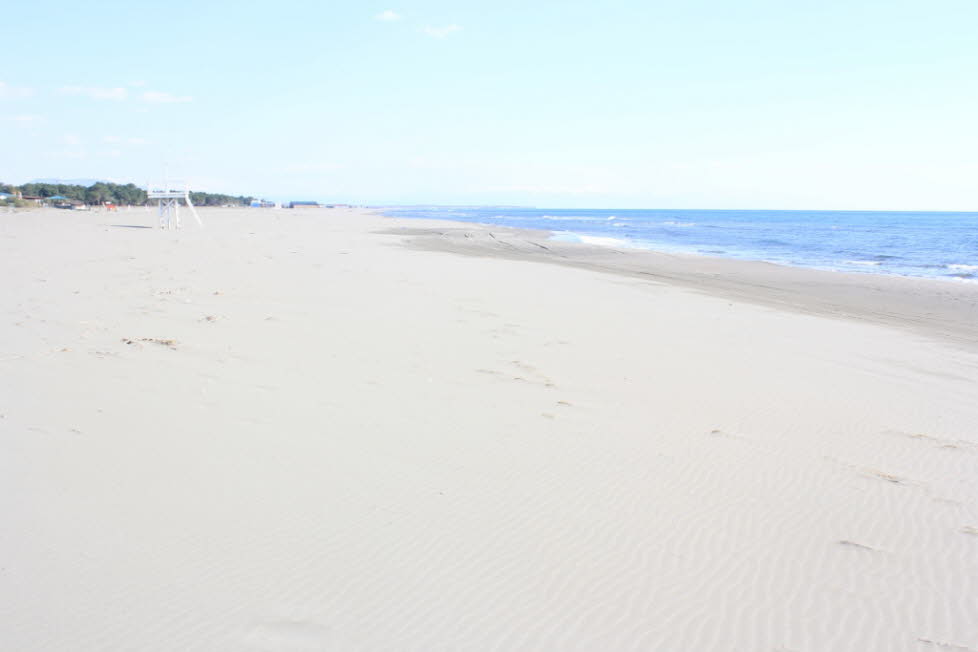 Long Beach (Velika Plaža) ist, wie der Name schon sagt, der längste Strand an der Adria (13 km) und erstreckt sich von Bojana bis Port Milena in Ulcinj. Eine der Hauptaktivitäten der letzten Jahre war das Kitesurfen. Ein wunderschöner 13 Kilometer langer 