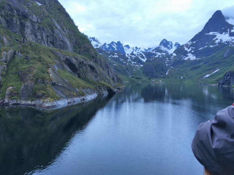 Der Geirangerfjord erstreckt sich über etwa 15 km von Rocky Jam bis nach Geiranger, das am Fuße des Fjords liegt, und ist bei weitem eines der meistbesuchten Reiseziele und Touristenattraktionen Norwegens. Auf beiden Seiten entlang des Fjords gibt es hohe