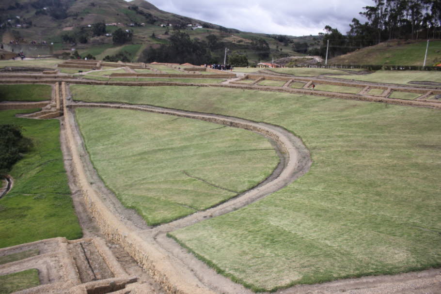 Inka-Ruinen Ingapirca - Ingapirca (Inkapirka, Kichwa: "Inkamauer"), auch Hatun Kañar (Hatun Cañar, "Groß-Cañar") ist die bedeutendste Inka- Fundstätte Ecuadors. Sie befindet sich etwa 50 km nördlich von Azogues im Kirchspiel Ingapirca des Kantons Cañar in