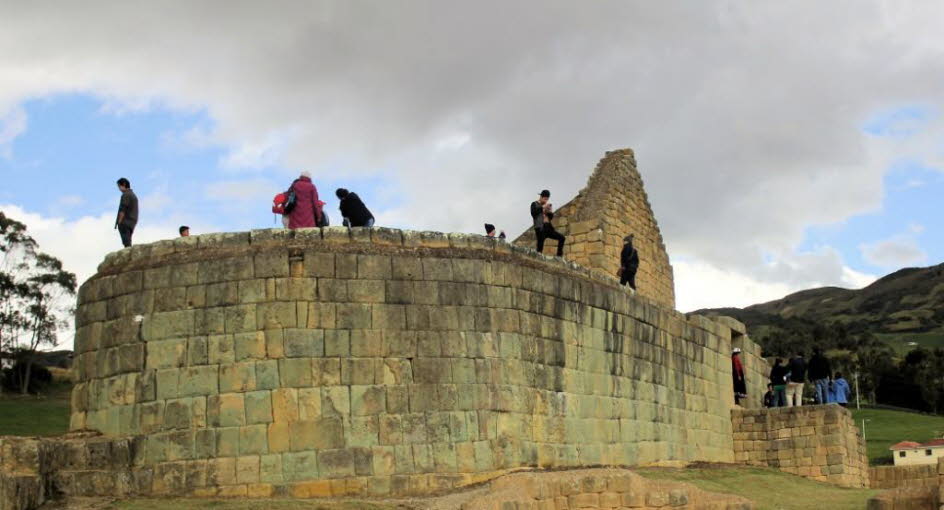 Inka-Ruinen Ingapirca: Ingapirca (Kichwa: Inka Pirka, "Inkamauer") ist eine Stadt in der Ecuadorischen Provinz Caar in einer Höhe von 3.200 Metern. Dies sind die größten bekannten Inka-Ruinen in Ecuador. Das bedeutendste Gebäude ist der Sonnentempel, ein 