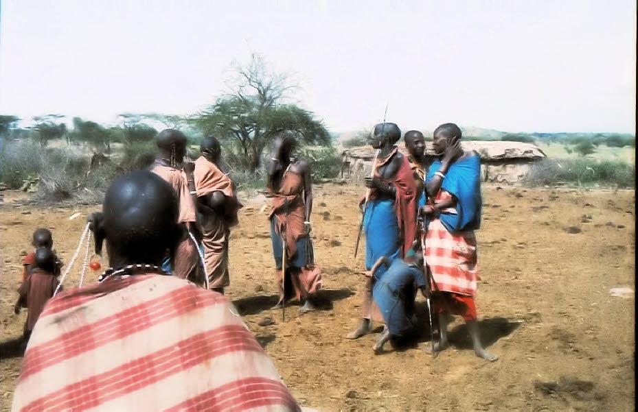 Ein Besuch in einem Massai-Dorf  in Kenia 1980:Die Massai  sind ein ursprünglich nomadisch lebendes Hirtenvolk. Sie wanderten ab dem Jahr 1550 entlang des Nils aus Sudan und Ägypten ein und brachten Kenntnisse über Ackerbau und Viehzucht mit. 
