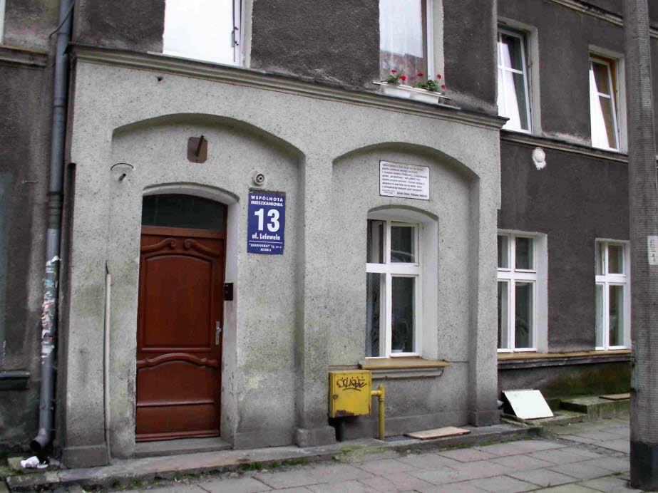 Danzig Günter Grass Geburtshaus Labesweg 13:Labesweg (Lelewela) „Die Wohnung, die sich dem Geschäft anschloss, war zwar eng und verbaut, aber verglichen mit den Wohnverhältnissen auf dem Troyl, die ich nur vom Erzählen her kenne, kleinbürgerlich genug, da