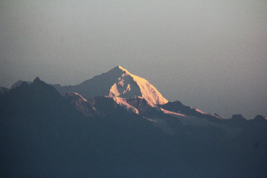 Langtang Lirung Peak from Nagarkot  (7226) Langtang Lirung ist der höchste Gipfel des Langtang Himal, einer Unterregion des nepalesischen Himalaya, südwestlich des Achttausenders Shisha Pangma. Dieser Komplex liegt zwischen dem Sun Kosi-Tal im Osten und d