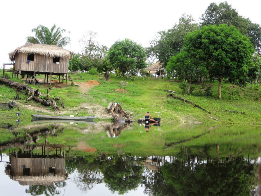 Leben am Amazonas:  Bei einem nächtlichen Bootsausflug erlebten wir, dass der Urwald sehr belebt ist: Nach einem Gottesdienst in einer Holzkirche strömten viele Menschen in kleinen Booten zurück in ihre Holzhäuser, die auf Stelzen erhöht an den Ufern versé