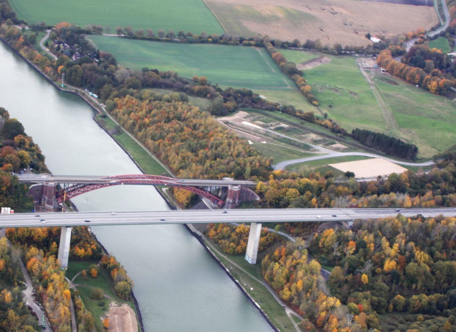 ... weil die Levensauer Hochbrücke über den Nord-Ostsee-Kanal führt.
