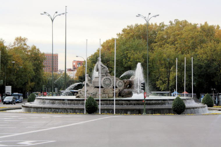 Brunnen von Cybele: Puerta de Alcala von Cibeles Puerta de Alcala von Cibeles: Der Platz wird von einem prächtigen Brunnen dominiert und von beeindruckenden und ikonischen Gebäuden flankiert, die vom Ende des 18. bis zum 20. Jahrhundert stammen. Cibeles-B