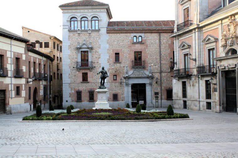 Plaza de la Villa (Stadtplatz), Madrid Wenn Sie im Herzen des geschäftigen Madrids ein bisschen Ruhe suchen, ist der Stadtplatz, nicht weit vom Hauptplatz entfernt, der beste Ort. Dieser kleine mittelalterliche Platz ist von hübschen Gebäuden umgeben, von