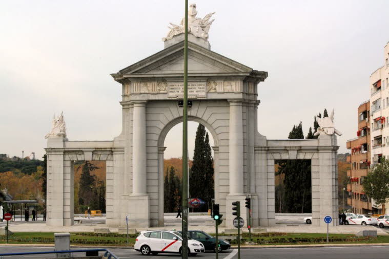Puerta de San Vicente: Die Puerta de San Vicente ist ein monumentales Tor in der Glorieta de San Vicente in Madrid (Spanien). In der Geschichte Madrids gab es mehrere Türen, die den gleichen Namen erhielten. 1726 beauftragte der Marquis von Vadillo, Bürge
