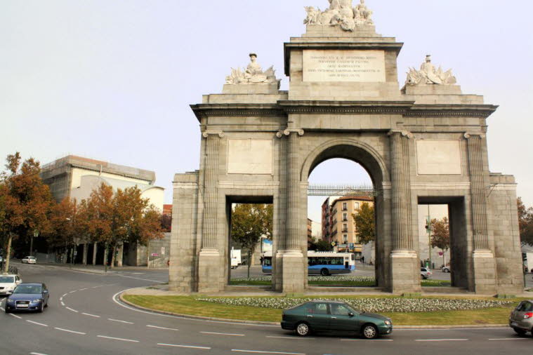 Puerto de Toledo: Dieser Triumphbogen zwischen den Vierteln La Latina und Embajadores wurde zum Gedenken an die Ankunft von König Ferdinand VII. „El Deseado“ in Madrid errichtet. Es ersetzte andere frühere Tore, die ab dem 16. Jahrhundert in der Nähe geba
