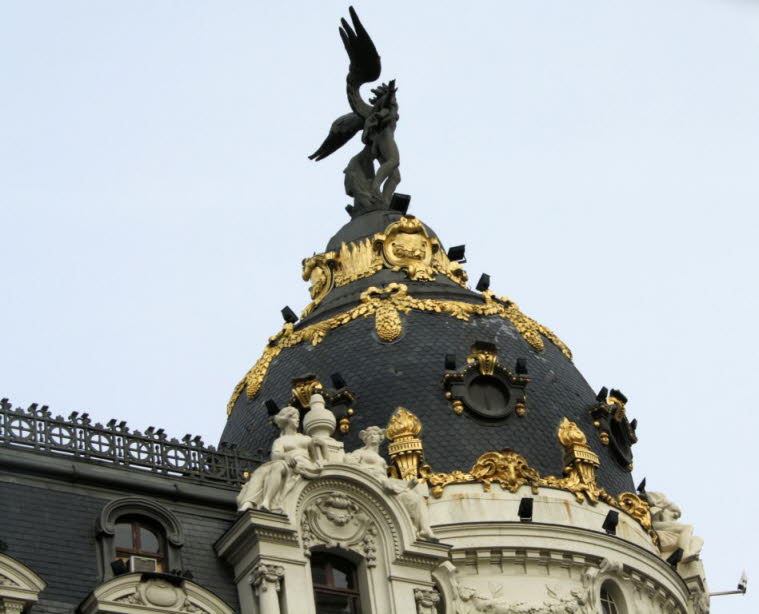 Metropolis-Gebäude Madrid : Das Edificio Metrópolis, oder auf Deutsch das Metropolis-Gebäude, ist ein geräumiges Bürogebäude in Madrid, das an der Ecke Calle de Alcala und Gran Via liegt. Obwohl die meisten Leute allgemein annehmen, dass das Metropolis-Ge