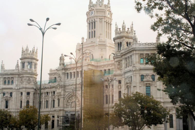 Das CentroCentro befindet sich in einem der berühmtesten Gebäude Madrids, dem Palacio de Cibeles, der früher als Palast der Telekommunikation bekannt war. Es wurde zu Beginn des 20. Jahrhunderts als Sitz des Nationalen Postdienstes konzipiert. Die Archite