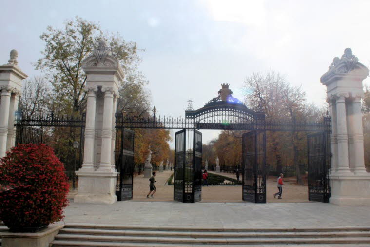 Retiro ist der wichtigste Park in Madrid und einer der beliebtesten Orte für Einheimische und Touristen. Es sind 118 Hektar Grünfläche im Zentrum der Stadt. Dieser große Stadtpark wurde Mitte des 17. Jahrhunderts für König Felipe IV angelegt. Obwohl der P