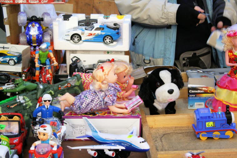 Das El Rastro ist bekannt für seinen bunten und geschäftigen Straßenmarkt an Sonn- und Feiertagen