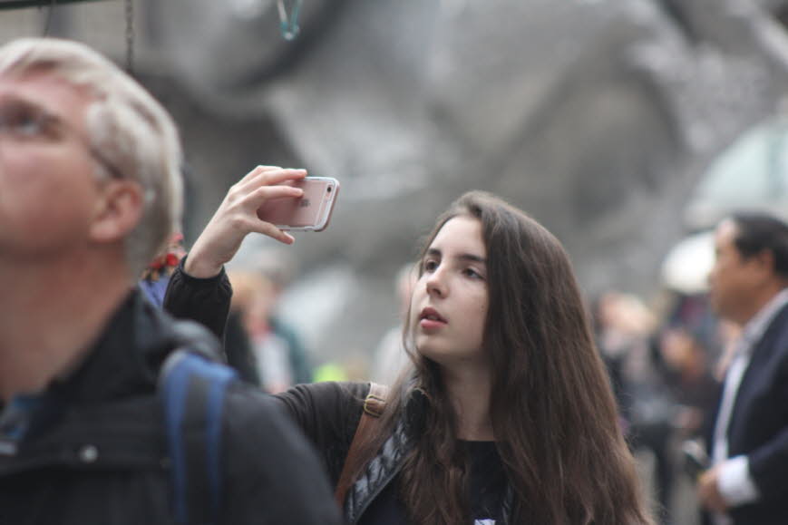 Selfie von Menschen in Florenz vor der Kopie von Michelangelos David 