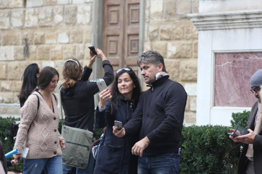 Selfie von Menschen in Florenz vor der Kopie von Michelangelos David 