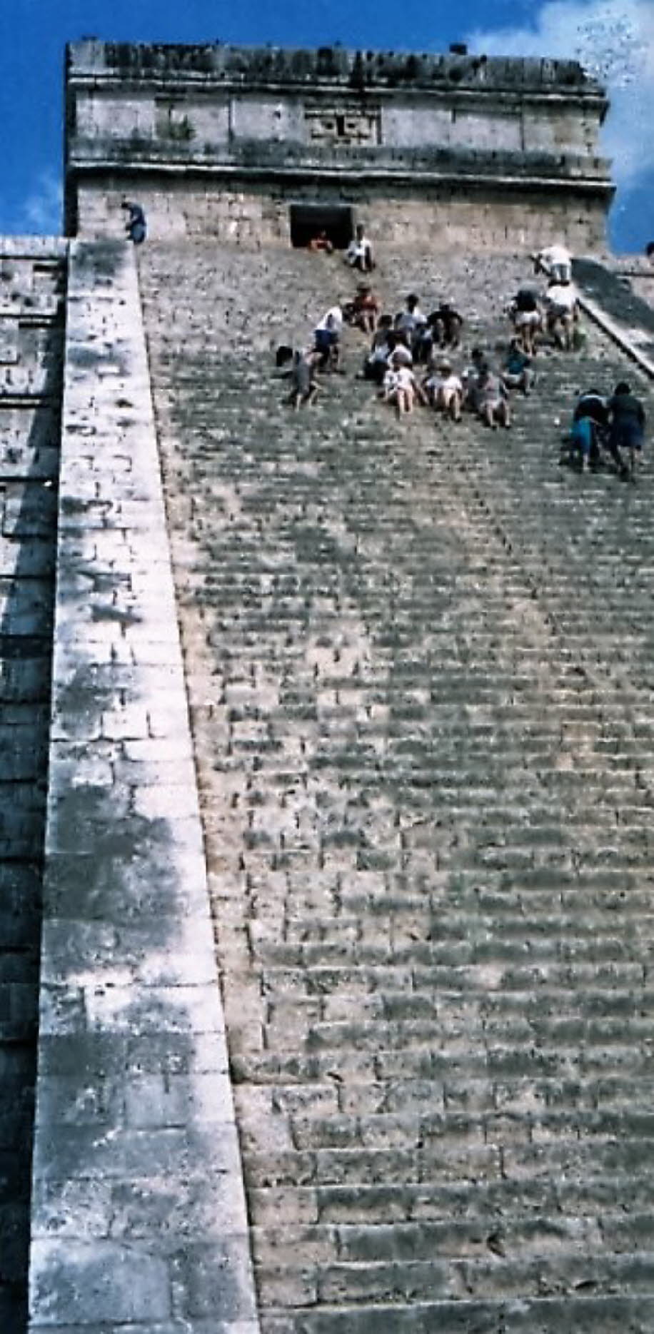 Chichen Itza: Chichen Itza war eine der größten Maya-Städte mit der relativ dicht gruppierten Architektur des Standortkerns, die eine Fläche von mindestens 5 Quadratkilometern abdeckte. Kleinere Wohnarchitektur erstreckt sich über eine unbekannte Entfernu