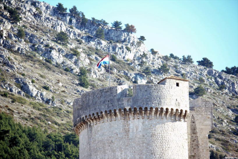Minceta-Turm in Dubrovnik: Einer der bekanntesten und meistbesuchten Schutztürme von Dubrovnik sowie der höchste Punkt seines Verteidigungssystems ist der Minceta-Turm. Die Festung, die lokal als Tvrdava Minceta bekannt ist, wurde nach der Familie Menceti