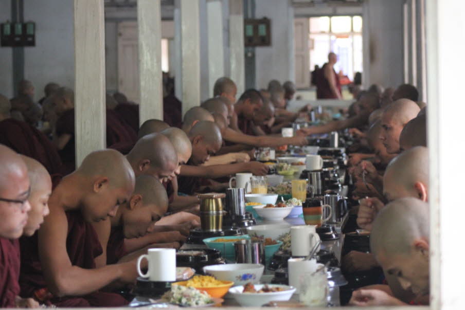 Mönchsspeisung im Mahagandayon-Kloster 