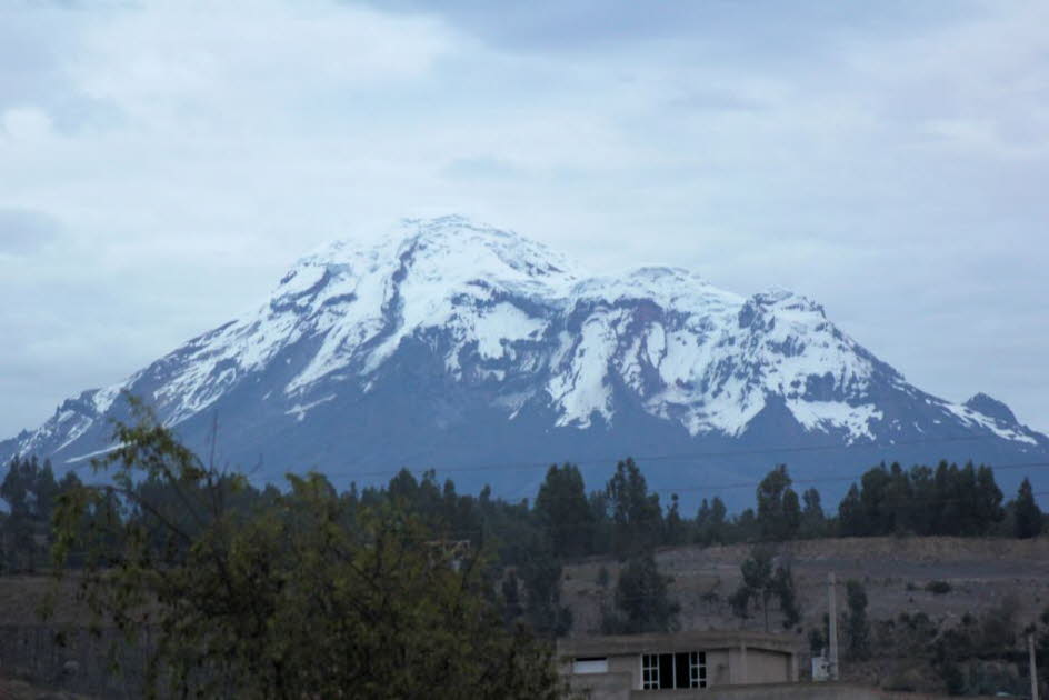 Der Chimborazo ist ein derzeit inaktiver Stratovulkan im Kordillerengebiet der Anden. Es wird angenommen, dass seine letzte bekannte Eruption um 550 n. Chr. stattgefunden hat. Chimborazos Gipfel ist auch der am weitesten entfernte Punkt auf der Erdoberflä