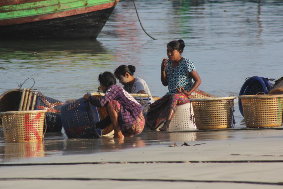 Ngapali Fischerhafen und Markt : Fischerin mit Zigarre