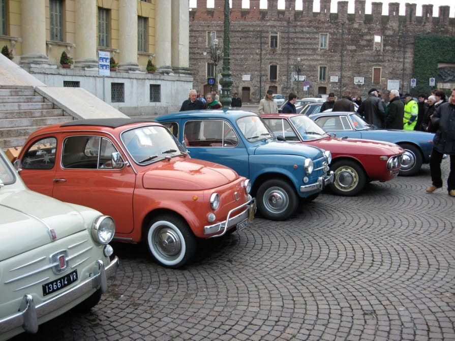Verona: Fiat 500: Der Fiat 500 der Jahre 1957 bis 1975 war ein Kleinwagen des Kraftfahrzeugherstellers Fiat. In Abgrenzung zum Topolino wurde er Nuova 500 genannt; der Neue und der Topolino hatten technisch keine Gemeinsamkeiten. Von 1957 bis 1977 wurden Ð