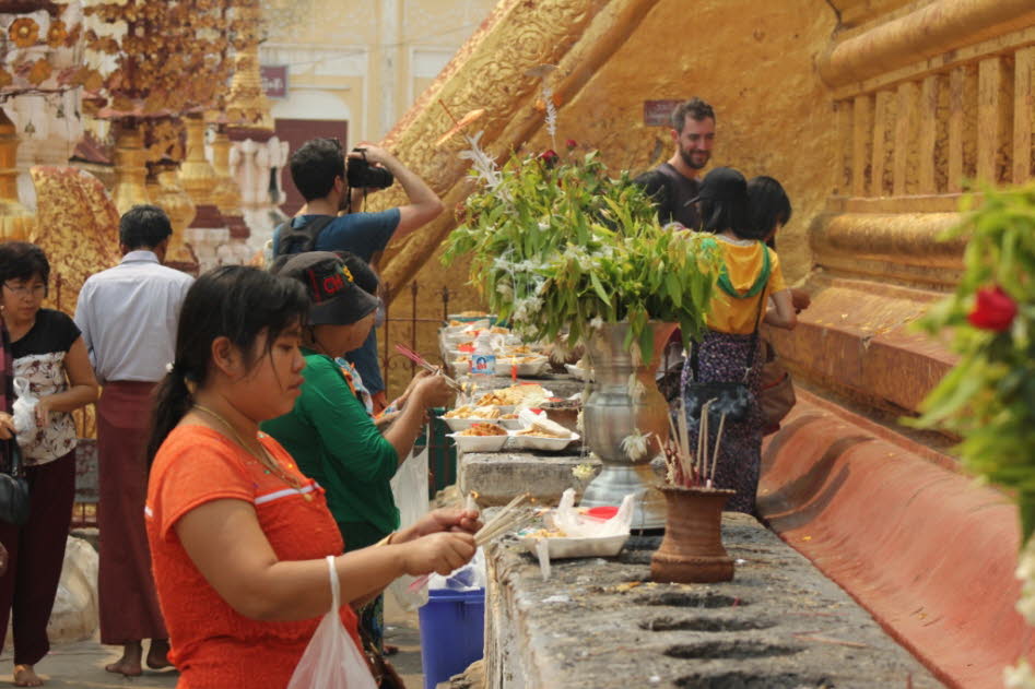 Opfernde am Tempel in Bagan