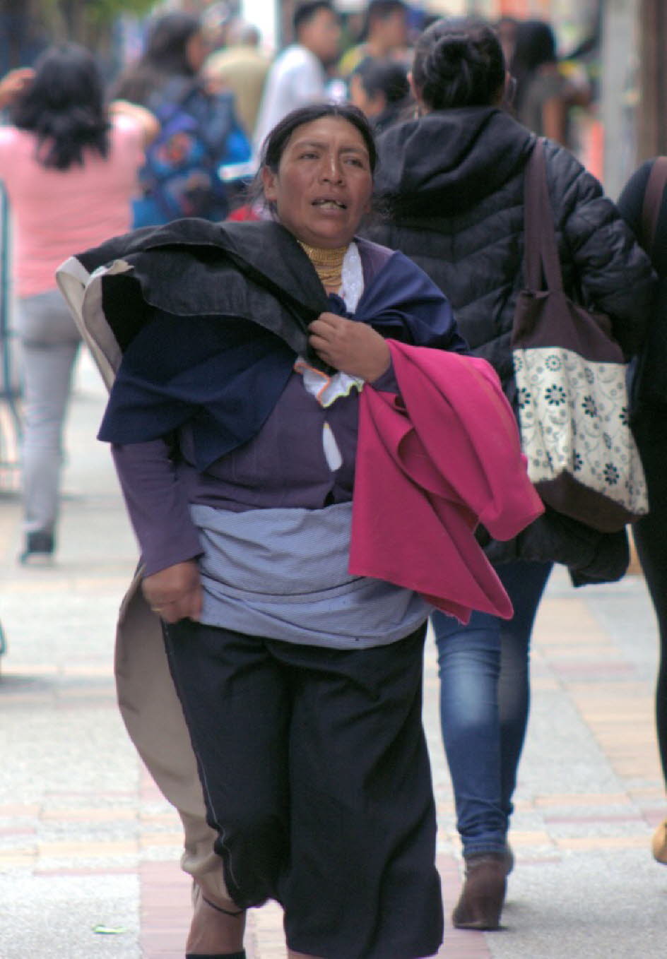 Otavalo: Während des Höhepunkts des Marktes wird fast ein Drittel der Stadt voll von Ständen, die Textilien, Nuss-Schmuck, Musikinstrumente, Traumfänger, Lederwaren, gefälschte Schrumpfköpfe, einheimische Kostüme, handbemalte Teller und Tabletts, Geldbörs